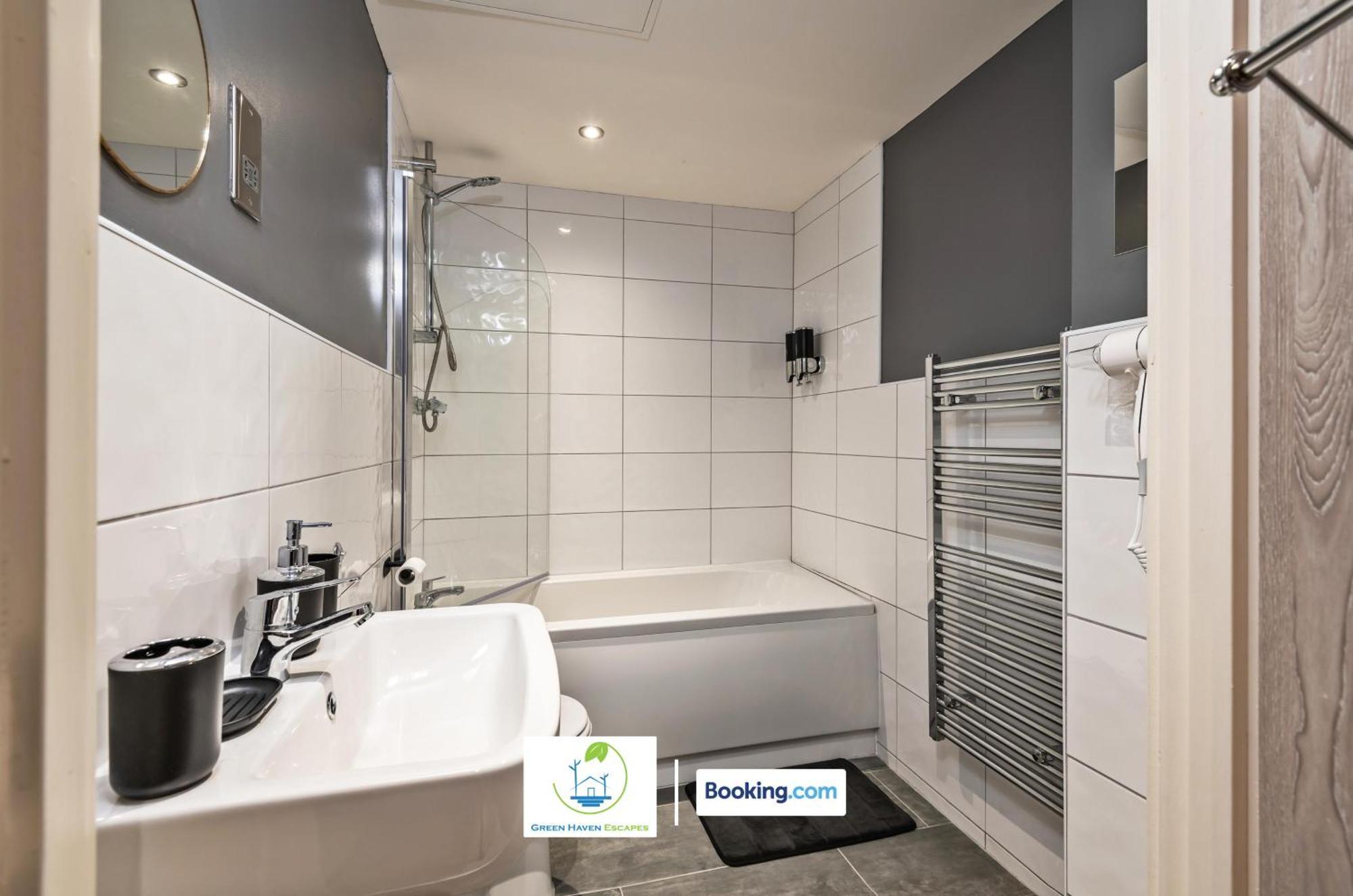 Spacious 1 Bedroom Apartment With 4K Cinema Experience By Green Haven Escapes In Bradford Bradford  Extérieur photo